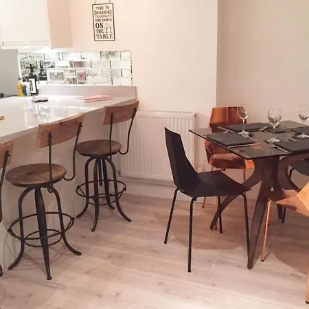 Spacious 1 Bedroom Split Level Old Pub Conversion Tower Bridge